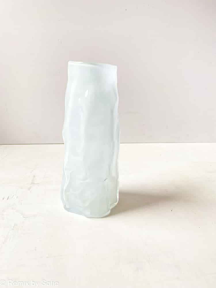 Marie Retpen, Vase, Vase mit Flecken, Lockenvase, gelockte Vase, handgeblasen, kleine Lockenvase, gelockte Vase, Vase, Blumenvase, Glasvase, Vase in Opal, Mundgeblasenes Glas, Mundgeblasene Vase, Lockenvase, Lockenvase, Marie Retpen Vasen, Glaspuffer, Bor-Cover, Remix von Sofie, Blumenvase, Vasen, handgeblasenes Glas, dänisches Design einzigartige Vase, lockige Blumenvase,