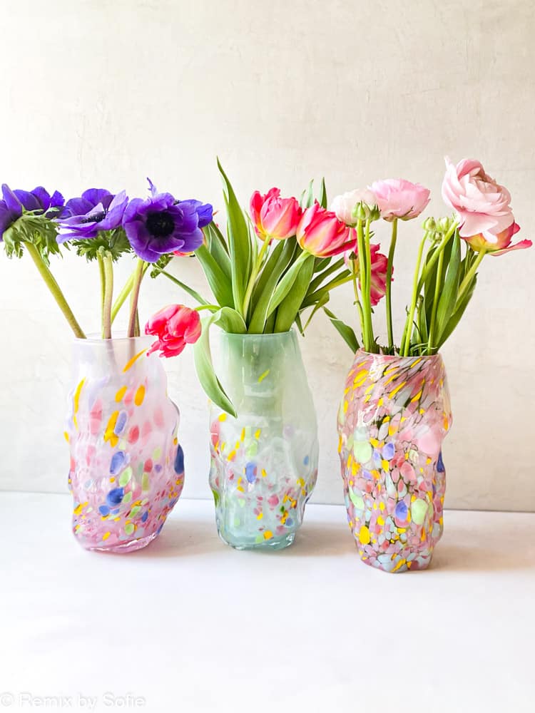 Marie Retpen, Vase, Vase mit Flecken, Lockenvase, gelockte Vase, handgeblasen, kleine Lockenvase, gelockte Vase, Vase, Blumenvase, Glasvase, Vase in Opal, Mundgeblasenes Glas, Mundgeblasene Vase, Lockenvase, Lockenvase, Marie Retpen Vasen, Glaspuffer, Bor-Cover, Remix von Sofie, Blumenvase, Vasen, handgeblasenes Glas, dänisches Design einzigartige Vase, lockige Blumenvase,
