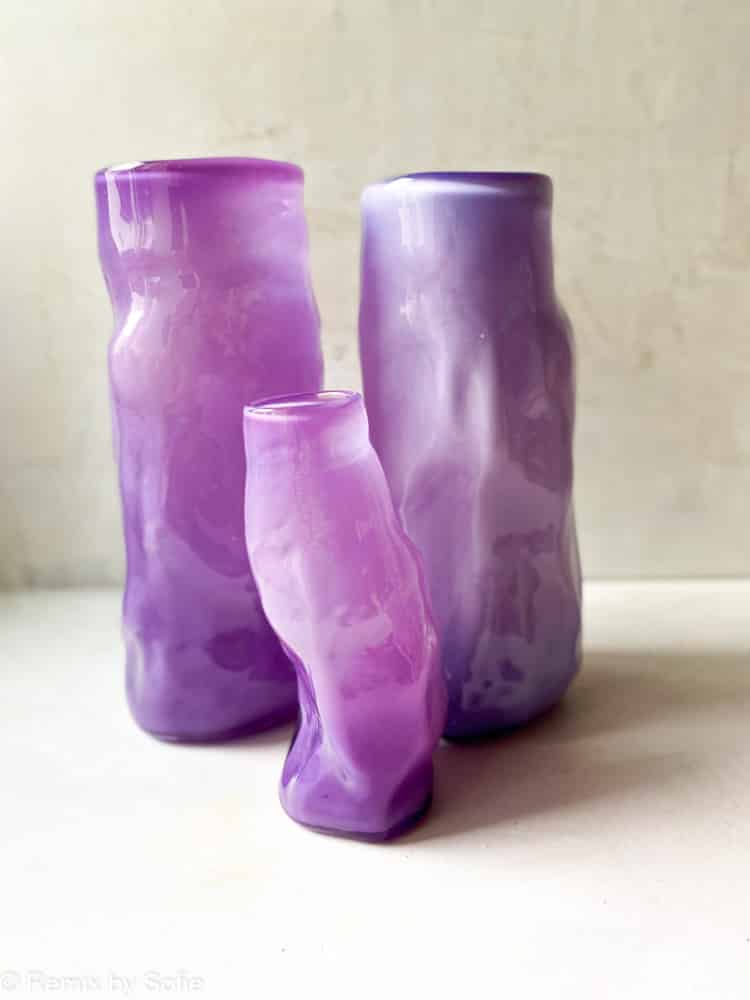 Marie Retpen, Vase, Vase mit Flecken, Lockenvase, gelockte Vase, handgeblasen, kleine Lockenvase, gelockte Vase, Vase, Blumenvase, Glasvase, Vase in Opal, Mundgeblasenes Glas, Mundgeblasene Vase, Lockenvase, Lockenvase, Marie Retpen Vasen, Glaspuffer, Bor-Cover, Remix von Sofie, Blumenvase, Vasen, handgeblasenes Glas, dänisches Design einzigartige Vase, lockige Blumenvase,