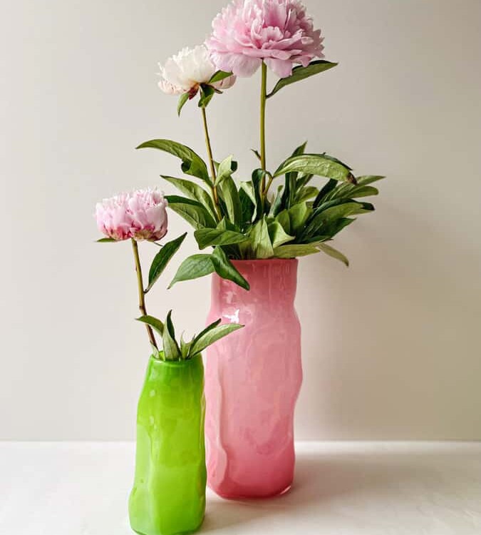 Marie Retpen Vase, Vasen, Blumenvase, mundgeblasenes Glas, blumenmundgeblasene Vase, Lockenvase, Vase in organischer Form, gelockte Vase, Remix von Sofie