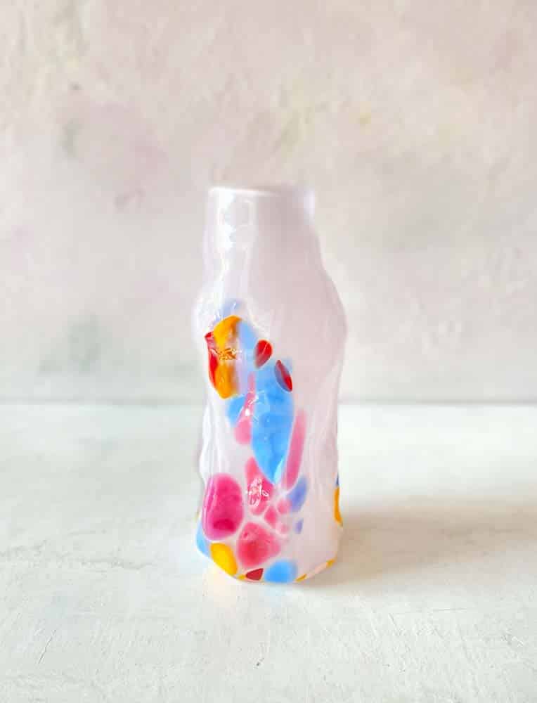 marie retpen, vase, vase mit flecken, curlvase, lockige vase, handgeblasen, kleine curlvase, cross curlvase, vase, blumenvase, glasvase, vase in opal, mundgeblasenes glas, mundgeblasene vase, curlvase, curlvase, marine retpen Vasen, Glaspuffer, Bor-Cover, Remix von Sofie, Blumenvasen, Vasen, handgeblasenes Glas, dänisches Design einzigartige Vase, lockige Blumenvase, Heimatinterieur
