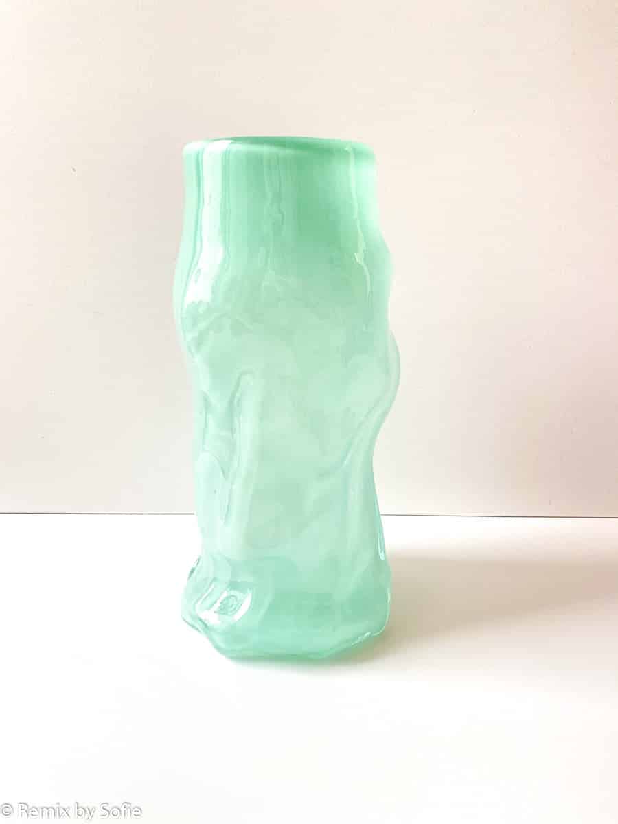 Marie Retpen Vase, Vasen, Blumenvase, mundgeblasenes Glas, blumenmundgeblasene Vase, Lockenvase, Vase in organischer Form, gelockte Vase, Remix von Sofie