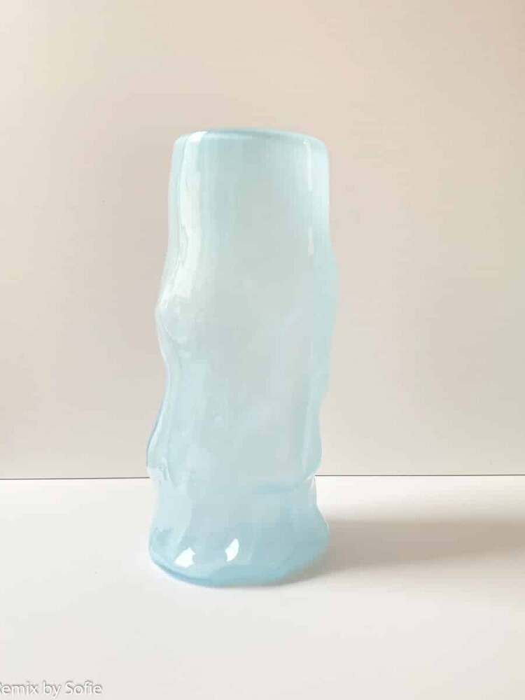 Marie Retpen Vase, Vasen, Blumenvase, mundgeblasenes Glas, blumenmundgeblasene Vase, Lockenvase, Vase in organischer Form, gelockte Vase, Remix von Sofie