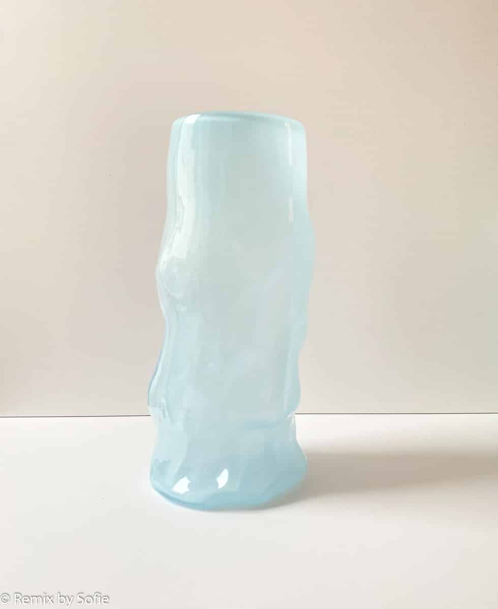 Marie Retpen Vase, Vasen, Blumenvase, mundgeblasenes Glas, blumenmundgeblasene Vase, Lockenvase, Vase in organischer Form, gelockte Vase, Remix von Sofie