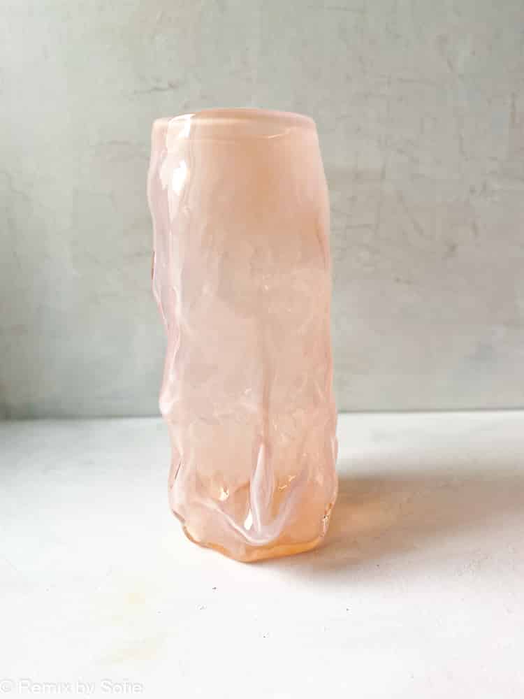 Marie Retpen, Vase, Vase mit Flecken, Lockenvase, gelockte Vase, handgeblasen, kleine Lockenvase, gelockte Vase, Vase, Blumenvase, Glasvase, Vase in Opal, Mundgeblasenes Glas, Mundgeblasene Vase, Lockenvase, Lockenvase, Marie Retpen Vasen, Glaspuffer, Bor-Cover, Remix von Sofie, Blumenvase, Vasen, handgeblasenes Glas, dänisches Design einzigartige Vase, lockige Blumenvase,