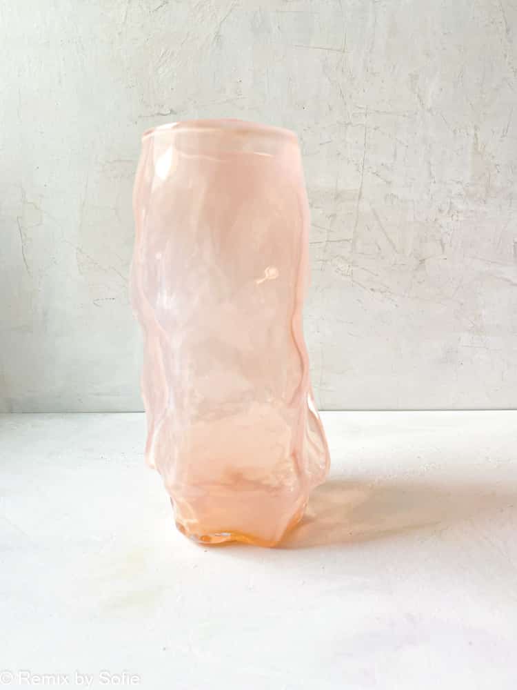 Marie Retpen, Vase, Vase mit Flecken, Lockenvase, gelockte Vase, handgeblasen, kleine Lockenvase, gelockte Vase, Vase, Blumenvase, Glasvase, Vase in Opal, Mundgeblasenes Glas, Mundgeblasene Vase, Lockenvase, Lockenvase, Marie Retpen Vasen, Glaspuffer, Bor-Cover, Remix von Sofie, Blumenvase, Vasen, handgeblasenes Glas, dänisches Design einzigartige Vase, lockige Blumenvase,