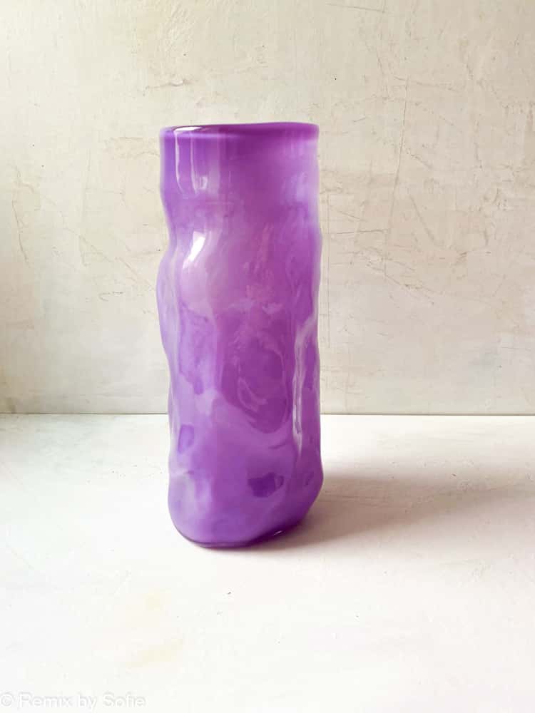 Marie Retpen, Vase, Vase mit Flecken, Lockenvase, gelockte Vase, handgeblasen, kleine Lockenvase, gelockte Vase, Vase, Blumenvase, Glasvase, Vase in Opal, Mundgeblasenes Glas, Mundgeblasene Vase, Lockenvase, Lockenvase, Marie Retpen Vasen, Glaspuffer, Bor-Cover, Remix von Sofie, Blumenvase, Vasen, handgeblasenes Glas, dänisches Design einzigartige Vase, lockige Blumenvase,
