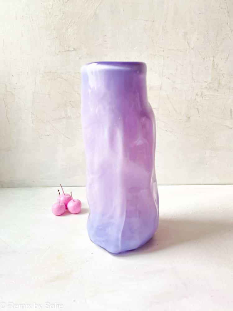 Marie Retpen, Vase, Vase mit Flecken, Lockenvase, gelockte Vase, handgeblasen, kleine Lockenvase, gelockte Vase, Vase, Blumenvase, Glasvase, Vase in Opal, Mundgeblasenes Glas, Mundgeblasene Vase, Lockenvase, Lockenvase, Marie Retpen Vasen, Glaspuffer, Bor-Cover, Remix von Sofie, Blumenvase, Vasen, handgeblasenes Glas, dänisches Design einzigartige Vase, lockige Blumenvase,
