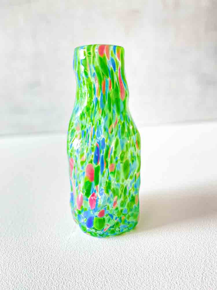 Marie Retpen, Vase, Vase mit Flecken, Lockenvase, gelockte Vase, handgeblasen, kleine Lockenvase, gelockte Vase, Vase, Blumenvase, Glasvase, Vase in Opal, mundgeblasenes Glas, mundgeblasene Vase, Lockenvase, Lockenvasen, Marie Retpen Vasen, Glaspuffer, Bor-Cover, Remix von Sofie, Blumenvasen, Vasen, handgeblasenes Glas, dänisches Design einzigartige Vase, lockige Blumenvase, Heimatinterieur