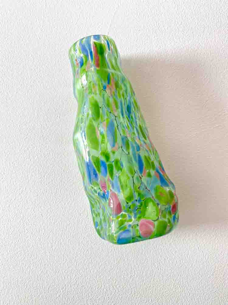 Marie Retpen, Vase, Vase mit Flecken, Lockenvase, gelockte Vase, handgeblasen, kleine Lockenvase, gelockte Vase, Vase, Blumenvase, Glasvase, Vase in Opal, Mundgeblasenes Glas, Mundgeblasene Vase, Lockenvase, Lockenvase, Marie Retpen Vasen, Glaspuffer, Bor-Cover, Remix von Sofie, Blumenvasen, Vasen, handgeblasenes Glas, dänisches Design einzigartige Vase, lockige Blumenvase, Heimatinterieur