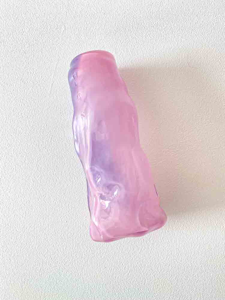 Marie Retpen, Vase, Vase mit Flecken, Lockenvase, gelockte Vase, handgeblasen, kleine Lockenvase, gelockte Vase, Vase, Blumenvase, Glasvase, Vase in Opal, mundgeblasenes Glas, mundgeblasene Vase, Lockenvase, Lockenvasen, Marie Retpen Vasen, Glaspuffer, Bor-Cover, Remix von Sofie, Blumenvasen, Vasen, handgeblasenes Glas, dänisches Design einzigartige Vase, lockige Blumenvase, Heimatinterieur