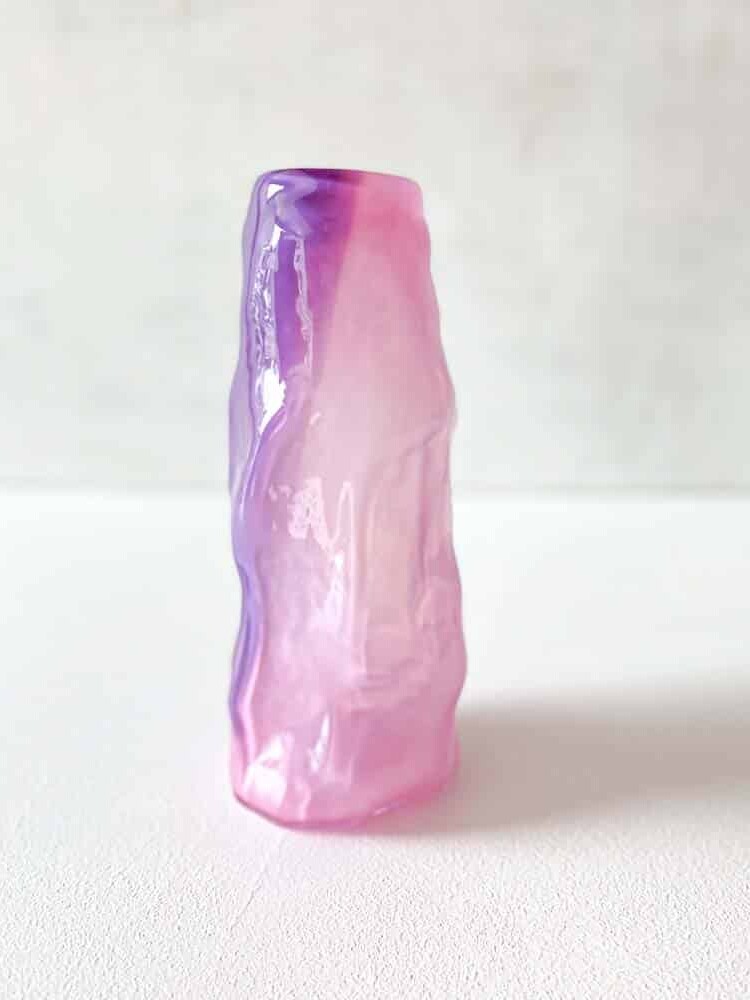 Marie Retpen, Vase, Vase mit Flecken, Lockenvase, gelockte Vase, handgeblasen, kleine Lockenvase, gelockte Vase, Vase, Blumenvase, Glasvase, Vase in Opal, Mundgeblasenes Glas, Mundgeblasene Vase, Lockenvase, Lockenvase, Marie Retpen Vasen, Glaspuffer, Bor-Cover, Remix von Sofie, Blumenvasen, Vasen, handgeblasenes Glas, dänisches Design einzigartige Vase, lockige Blumenvase, Heimatinterieur