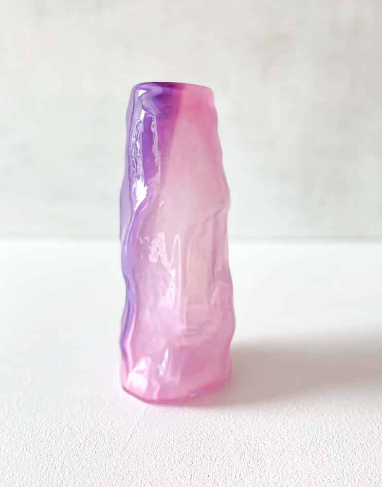 Marie Retpen, Vase, Vase mit Flecken, Lockenvase, gelockte Vase, handgeblasen, kleine Lockenvase, gelockte Vase, Vase, Blumenvase, Glasvase, Vase in Opal, mundgeblasenes Glas, mundgeblasene Vase, Lockenvase, Lockenvasen, Marie Retpen Vasen, Glaspuffer, Bor-Cover, Remix von Sofie, Blumenvasen, Vasen, handgeblasenes Glas, dänisches Design einzigartige Vase, lockige Blumenvase, Heimatinterieur