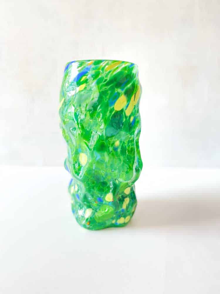 Marie Retpen, Vase, Vase mit Flecken, Lockenvase, gelockte Vase, handgeblasen, kleine Lockenvase, gelockte Vase, Vase, Blumenvase, Glasvase, Vase in Opal, Mundgeblasenes Glas, Mundgeblasene Vase, Lockenvase, Lockenvase, Marie Retpen Vasen, Glaspuffer, Bor-Cover, Remix von Sofie, Blumenvasen, Vasen, handgeblasenes Glas, dänisches Design einzigartige Vase, lockige Blumenvase, Heimatinterieur
