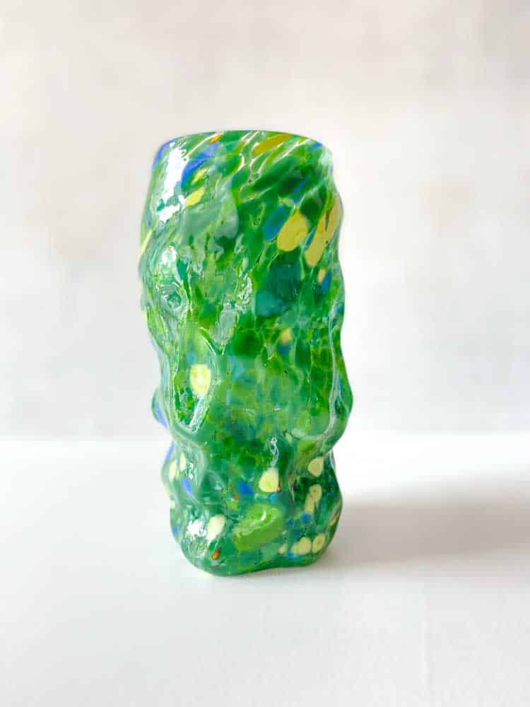 Marie Retpen, Vase, Vase mit Flecken, Lockenvase, gelockte Vase, handgeblasen, kleine Lockenvase, gelockte Vase, Vase, Blumenvase, Glasvase, Vase in Opal, Mundgeblasenes Glas, Mundgeblasene Vase, Lockenvase, Lockenvase, Marie Retpen Vasen, Glaspuffer, Bor-Cover, Remix von Sofie, Blumenvasen, Vasen, handgeblasenes Glas, dänisches Design einzigartige Vase, lockige Blumenvase, Heimatinterieur