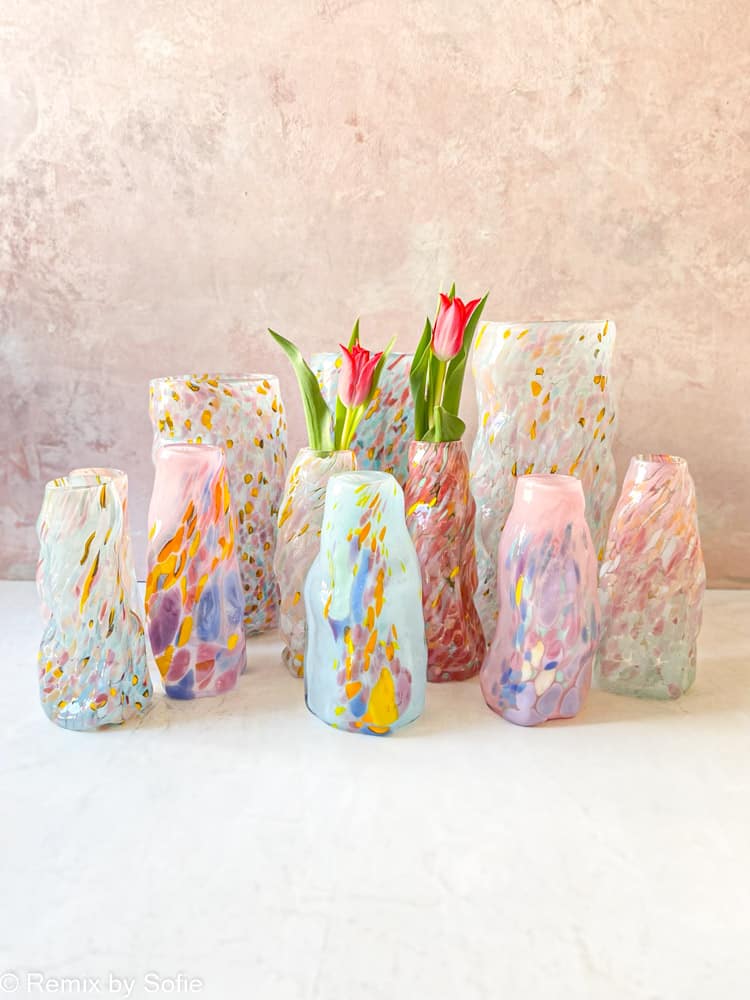Marie Retpen, Vase, Vase mit Flecken, Lockenvase, gelockte Vase, handgeblasen, kleine Lockenvase, gelockte Vase, Vase, Blumenvase, Glasvase, Vase in Opal, Mundgeblasenes Glas, Mundgeblasene Vase, Lockenvase, Lockenvase, Marie Retpen Vasen, Glaspuffer, Bor-Cover, Remix von Sofie, Blumenvasen, Vasen, handgeblasenes Glas, dänisches Design einzigartige Vase, lockige Blumenvase, Heimatinterieur