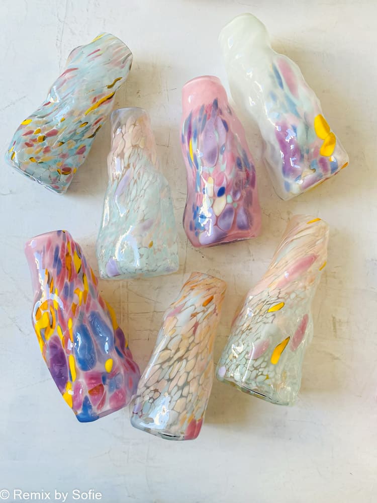 Marie Retpen, Vase, Vase mit Flecken, Lockenvase, gelockte Vase, handgeblasen, kleine Lockenvase, gelockte Vase, Vase, Blumenvase, Glasvase, Vase in Opal, Mundgeblasenes Glas, Mundgeblasene Vase, Lockenvase, Lockenvase, Marie Retpen Vasen, Glaspuffer, Bor-Cover, Remix von Sofie, Blumenvasen, Vasen, handgeblasenes Glas, dänisches Design einzigartige Vase, lockige Blumenvase, Heimatinterieur