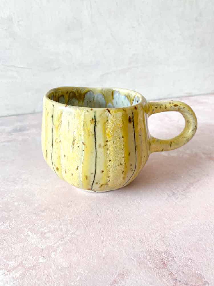 Tasse mit Henkel, Hygge Tasse, Hyggekop, Tasse mit Streifen, Keramik Tasse, Keramik Tasse, gelbe Tasse, Remix von Sofie, Mia Lindbirk, gestreifte Tasse, Tasse, Kaffee Tasse, handgemachte Tasse, Keramik aus Mia Lindbirk