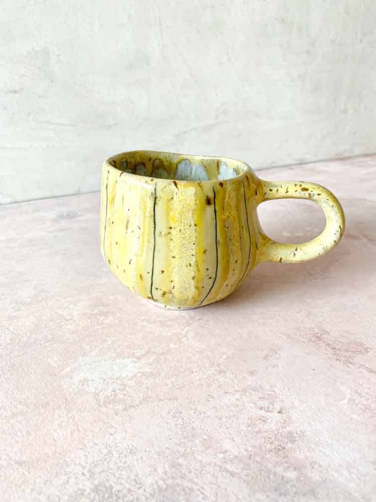 Tasse mit Henkel, Hygge Tasse, Hyggekop, Tasse mit Streifen, Keramik Tasse, Keramik Tasse, gelbe Tasse, Remix von Sofie, Mia Lindbirk, gestreifte Tasse, Tasse, Kaffee Tasse, handgemachte Tasse, Keramik aus Mia Lindbirk