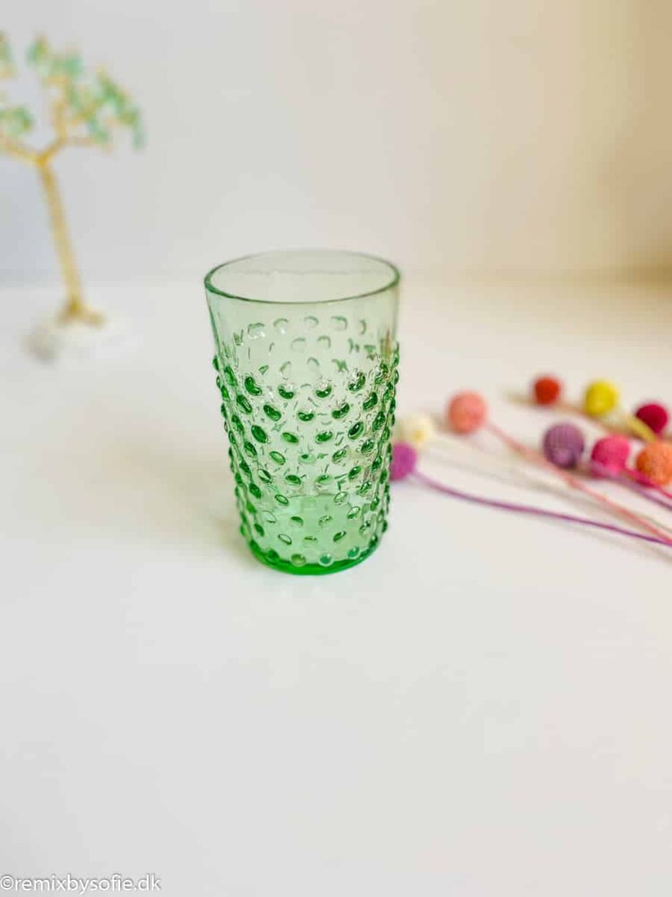 Remix von sofie, anna von lipa Igelwasserglas, anna von lipa, anna von lipa Igelglas, Igelglas, Wasserglas, Trinkglas, Glas in Igelglas, Hobnailglas hellgrün