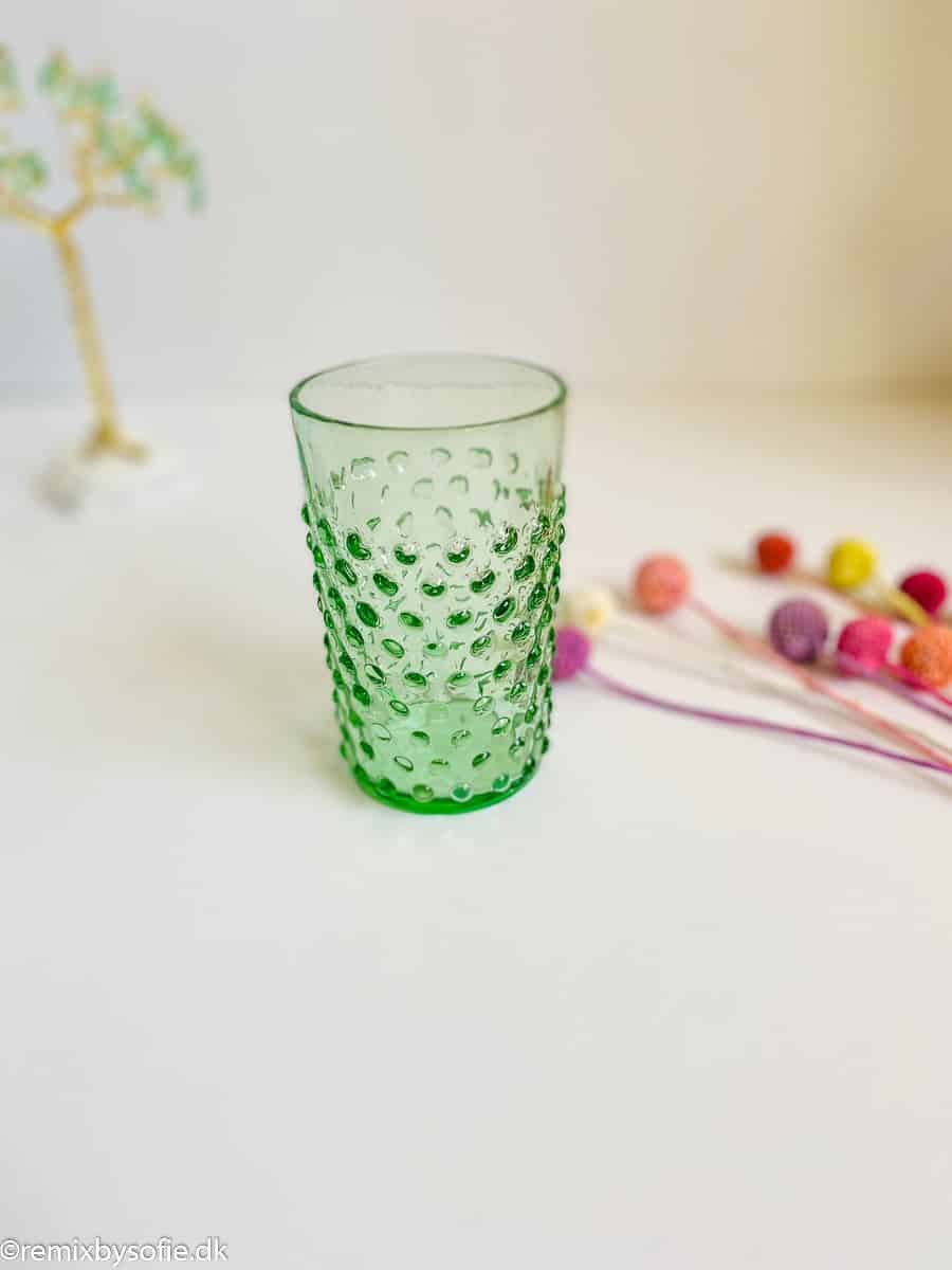 Remix von sofie, anna von lipa Igelwasserglas, anna von lipa, anna von lipa Igelglas, Igelglas, Wasserglas, Trinkglas, Glas in Igelglas, Hobnailglas hellgrün