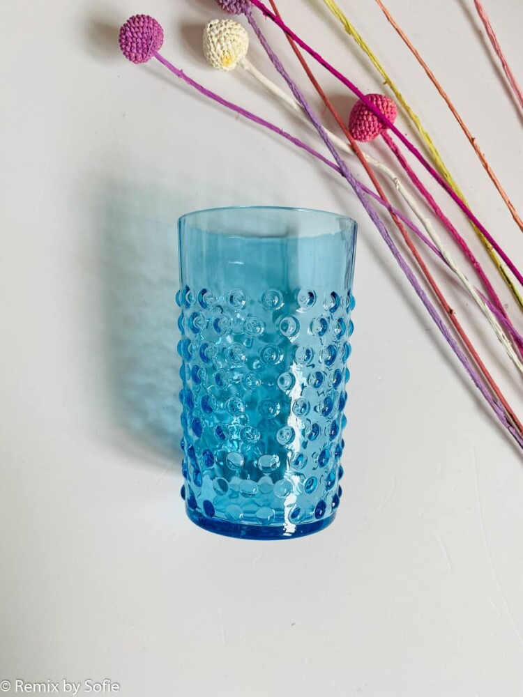 Igelglas in dunklem Wasser