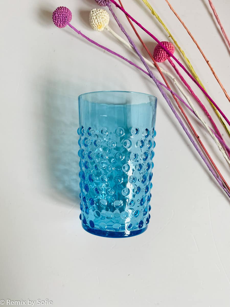 Igelglas in dunklem Wasser