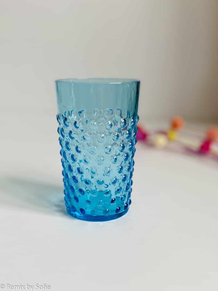 Igelglas in dunklem Wasser