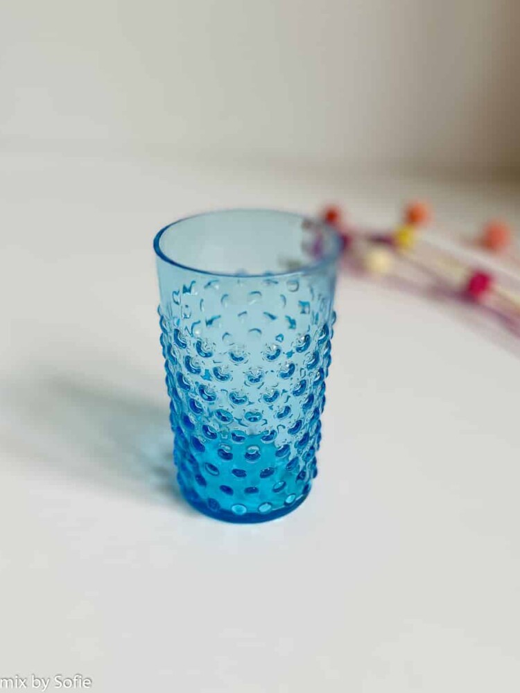 Igelglas in dunklem Wasser
