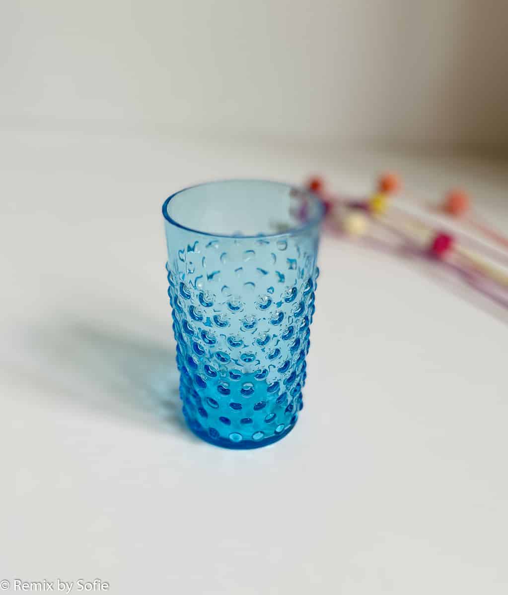 Igelglas in dunklem Wasser