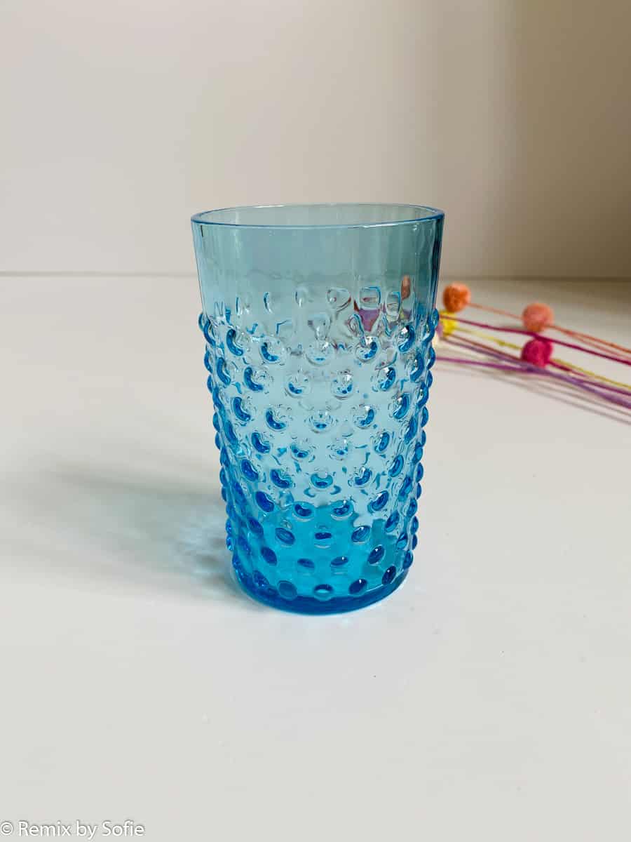 Igelglas in dunklem Wasser