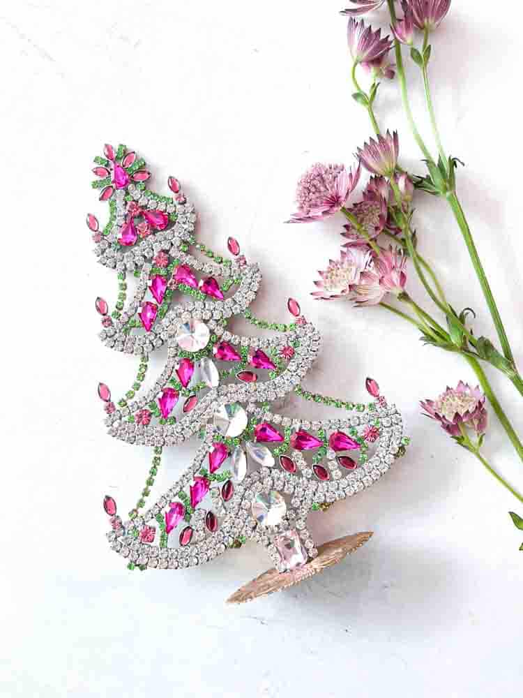 Weihnachtsbäume im Strass, Strass Weihnachtsbaum, Strassbaum, Weihnachtsbaum im Strass, Weihnachtsbaum im Strass, Weihnachtsbaum im Strass, Weihnachtsbaum im Strass, Weihnachtsbaum im Strass, Weihnachtsbaum im Strass, Weihnachtsbaum im Strass, Weihnachtsschmuck, Tschechisch Weihnachtsbaum, Remix von Sofie, Rhinstensjul Baum, Weihnachtsschmuck, vintage Weihnachten, Weihnachtsbaum aus Tschechien, tschechische Weihnachten, Glitter Weihnachten, handgemachte Weihnachtsbäume, Weihnachtsbäume aus Tschechien, Remix von Sofie
