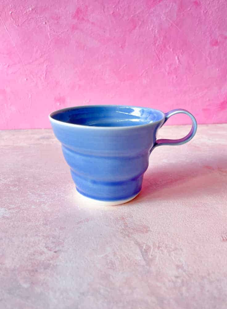 rikke mangelsen Keramik, Porzellantasse weiß, Kaffeetasse, Tasse, Pastelltasse, Kaffeetasse, Teetasse, handgemachte Keramik, Tassen mit Griff, hergestellt in Denmark, dänisches Design, Remix von Sofie, Bohrdeckel