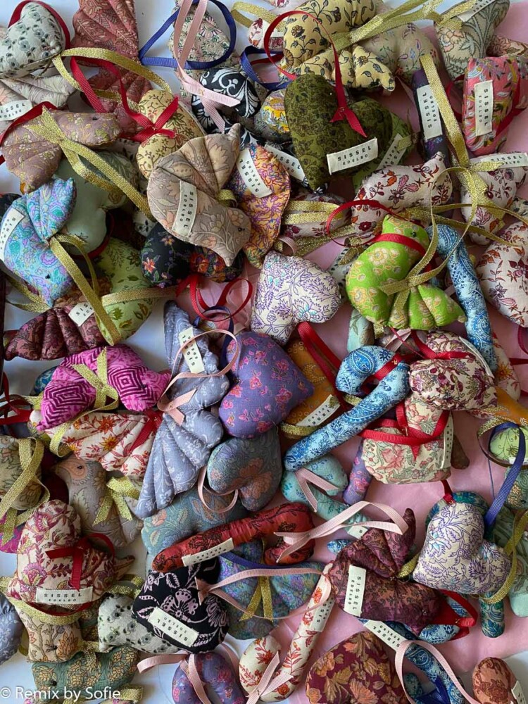 sissel noble bo, Weihnachtsschmuck, Seide Weihnachtsschmuck, Saris Ornamente, indische Weihnachtsschmuck, Seidenherz, genbryúgs Ornamente, Nachhaltigkeit