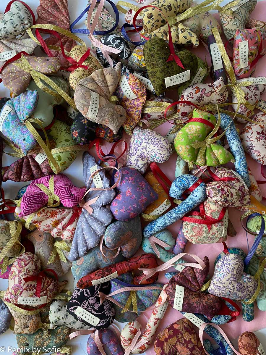 sissel noble bo, Weihnachtsschmuck, Seide Weihnachtsschmuck, Saris Ornamente, indische Weihnachtsschmuck, Seidenherz, genbryúgs Ornamente, Nachhaltigkeit