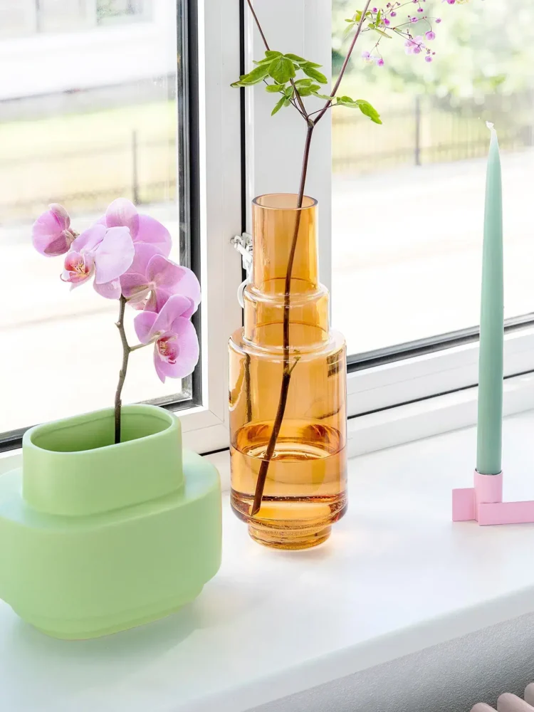 Remix von Sophie, Stences, Vase, grafische Vase, Vase in Keramik, grüne Vase, dänisches Design, Schichtvase, Schichtvase 02, Innenarchitektur.