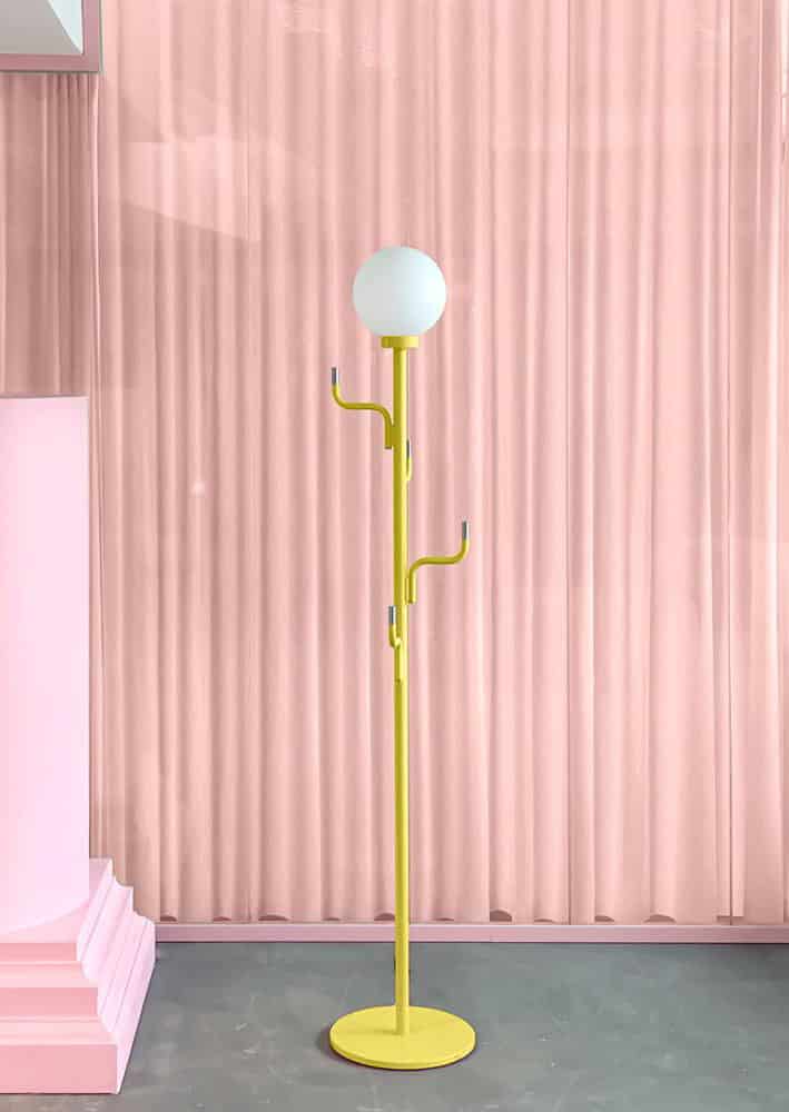 Remix von Sofia, schwedische Ninja, Stehlampe, großer Liebling, schwedisches Design, Maria Gustavsson, Lampe und Ständer, Stand mit Lampe, gelbe Lampe.