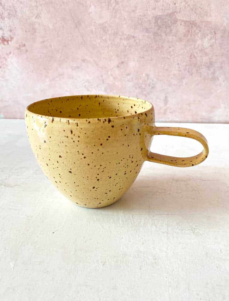große Keramikbecher mit Griffen
