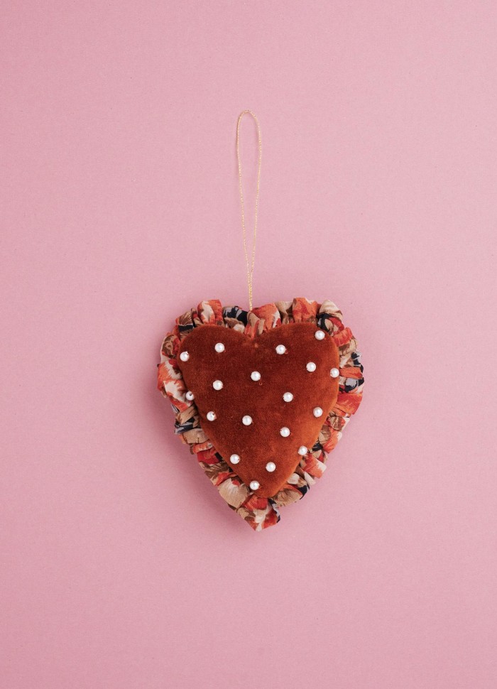 Veloursherz, Sissel edelbo, Weihnachtsdekorationen, Seide Weihnachtsdekorationen, Ornamente von Saris, indische Weihnachtsdekorationen, Seidenherz, genbryúgs Ornamente, Nachhaltigkeit, Remix von Sofie