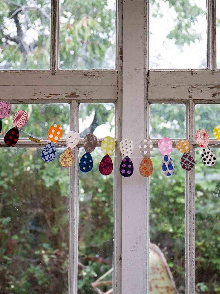 Guirelande, fairer Handel, Papier, mit farbigen Eiern