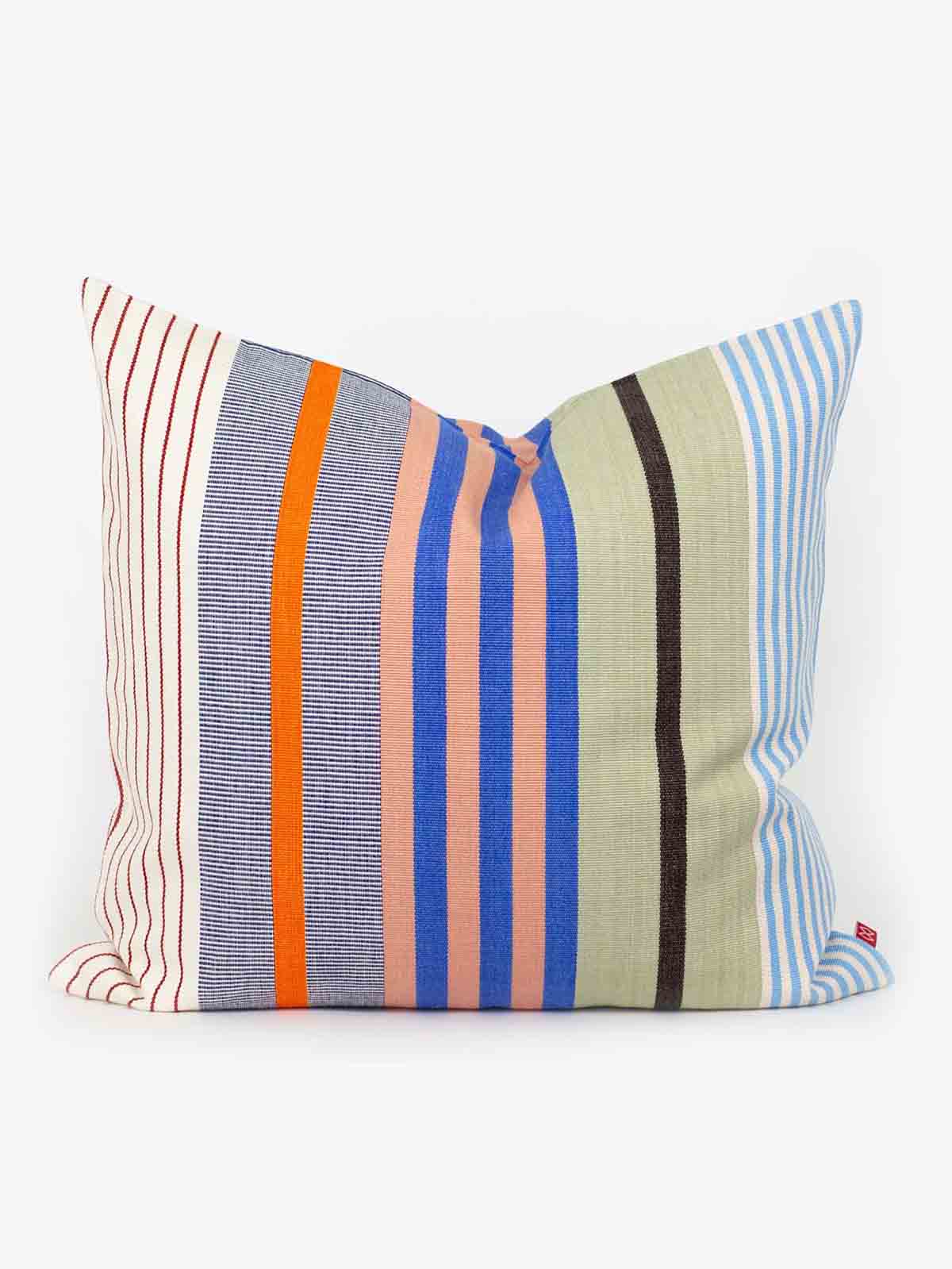 afroart Kissen Oliva mit blauem Stiber 50 x 50, afroart Kissen, afroart, Fairtrade Kissen, Heimdekor, Heiminterieur, Remix von Sofie, buntes Heiminterieur, buntes Kissen, Kissen mit Streifen, guatamala, schwedisches Design, olivia afroart, fairtrade kissen, home decor, home interior, bunt home interior, fiifi kissen grün streifen