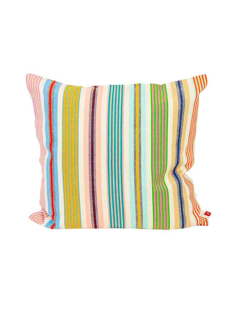 Kopfkissen Dolores Blanco, Afroart, Fairtrade Kissen, Wohneinrichtung, Heiminterieur, Remix von Sofie, buntes Heiminterieur, buntes Kissen, Kissen mit Streifen, Guatamala, schwedisches Design