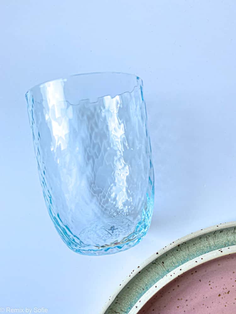 Harlekin hell aqua, Mix und Matchglas, anna von lipa glass, anna von lipa dealer, tisch, mundgeblasenes Glas, Bohemianglas, Remix von Sofie, Wasserglas, Trinkglas