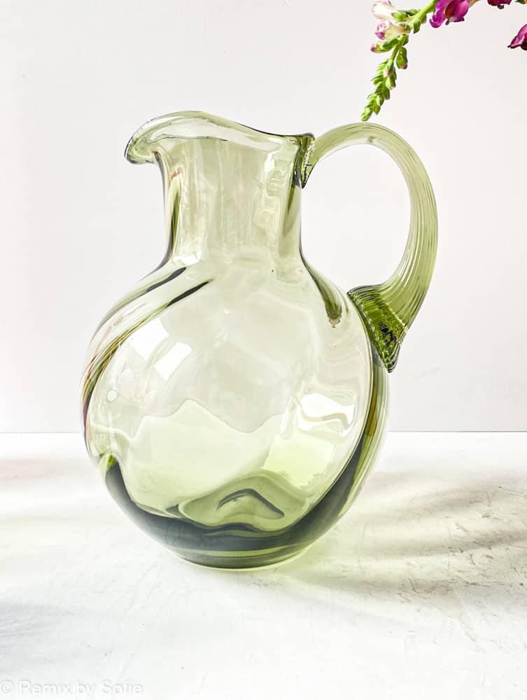 swirlande, Kanne mit Wirbel, Beryll, anna von lipa, Wirbelkanne, Glaskrug, mundgeblasene Kanne, Glaskrug, Anna von Lipa Glas, anna von lipa Händler, Remix von Sofie