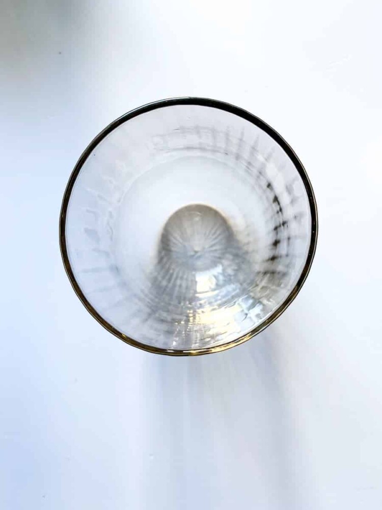 anna von lipa mix & match, swil glass, wawe glass, harlequin glass, tumbler, wasserglas, trinkglas, trinkglas, glasmalerei, innen, tisch, glas von anna von lipa