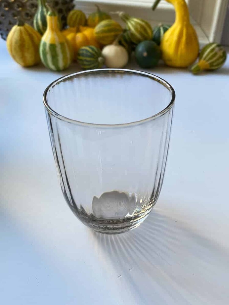 anna von lipa mix & match, swil glass, wawe glass, harlequin glass, tumbler, wasserglas, trinkglas, trinkglas, glasmalerei, innen, tisch, glas von anna von lipa