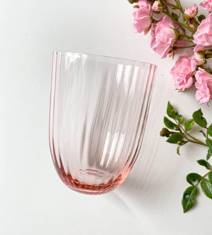 Bambusglas in rosa, rosa, olivenglas, Bambusglas, anna von lipa mix & match, swil glass, wawe glass, harlekinglas, trichter, wasserglas, trinkglas, trinkglas, glasmalerei, hausinnenraum, tischbezug, glas aus svenska, svenska svenska svenska, remix von sofie
