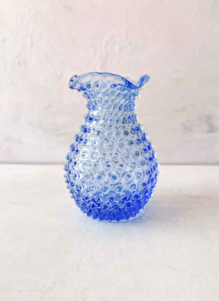 Anna von Lipa Spitze Vase in Porkupinglas in hellblau