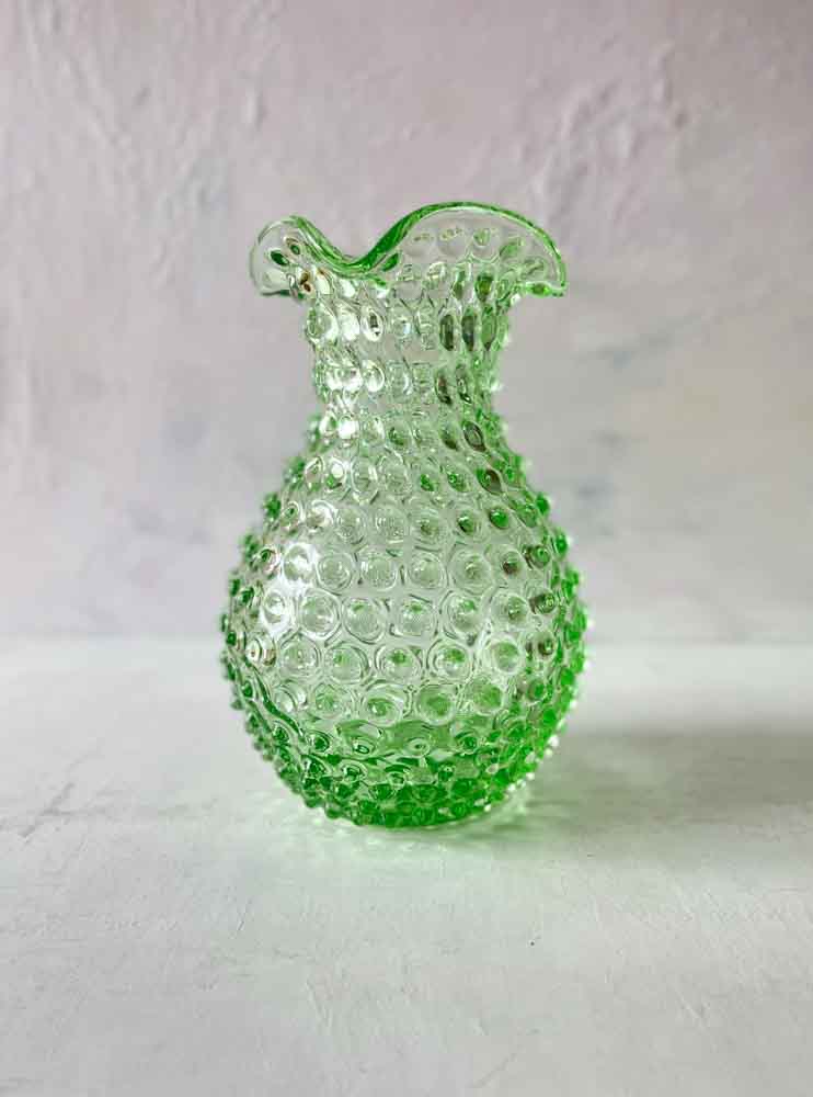 Anna von Lipa Spitzenvase aus Igelglas in hellgrün
