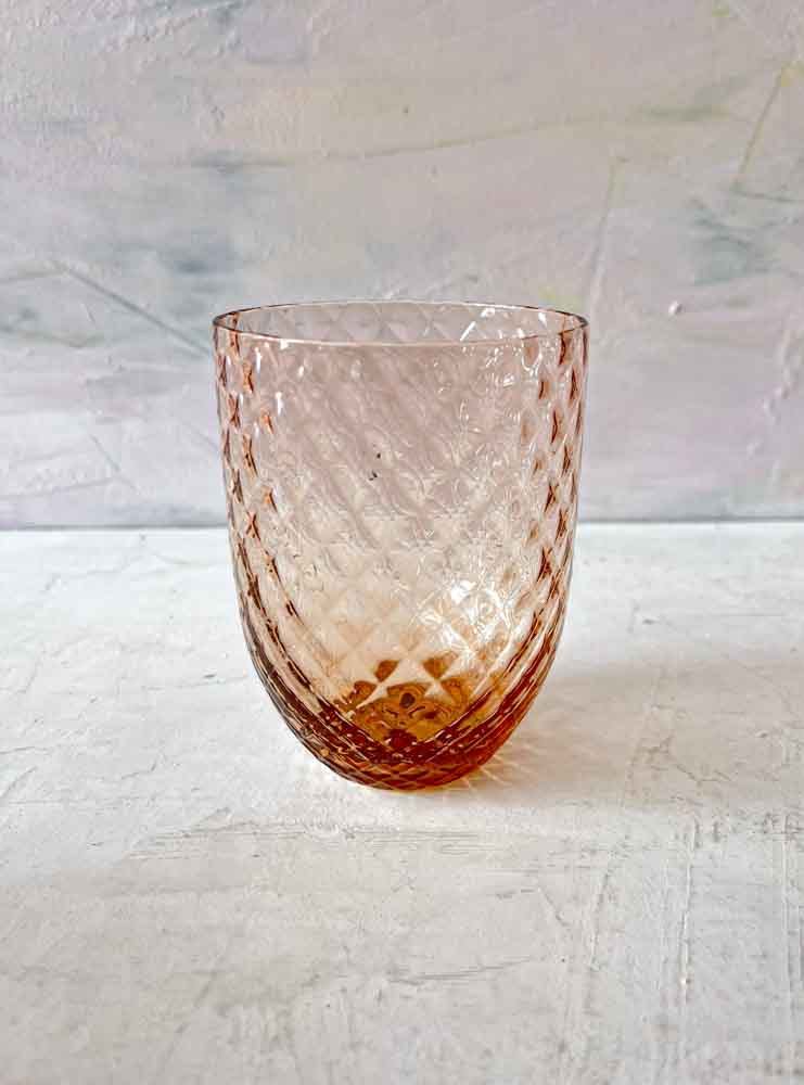 Harlekin in neuem Braun, Olivenglas, Bambusglas, anna von lipa mix & match, swil glass, wawe glass, harlekin glass, tumbler, wasserglas, trinkglas, trinkglas, gebeiztes glas, hausinnenraum, tischbezug, glas aus anna svenska, svenska svenska, remix von sofie